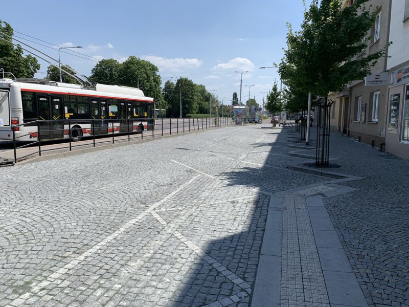 Doplnění drtě v žulové ploše - Zborovské náměstí, Pardubice